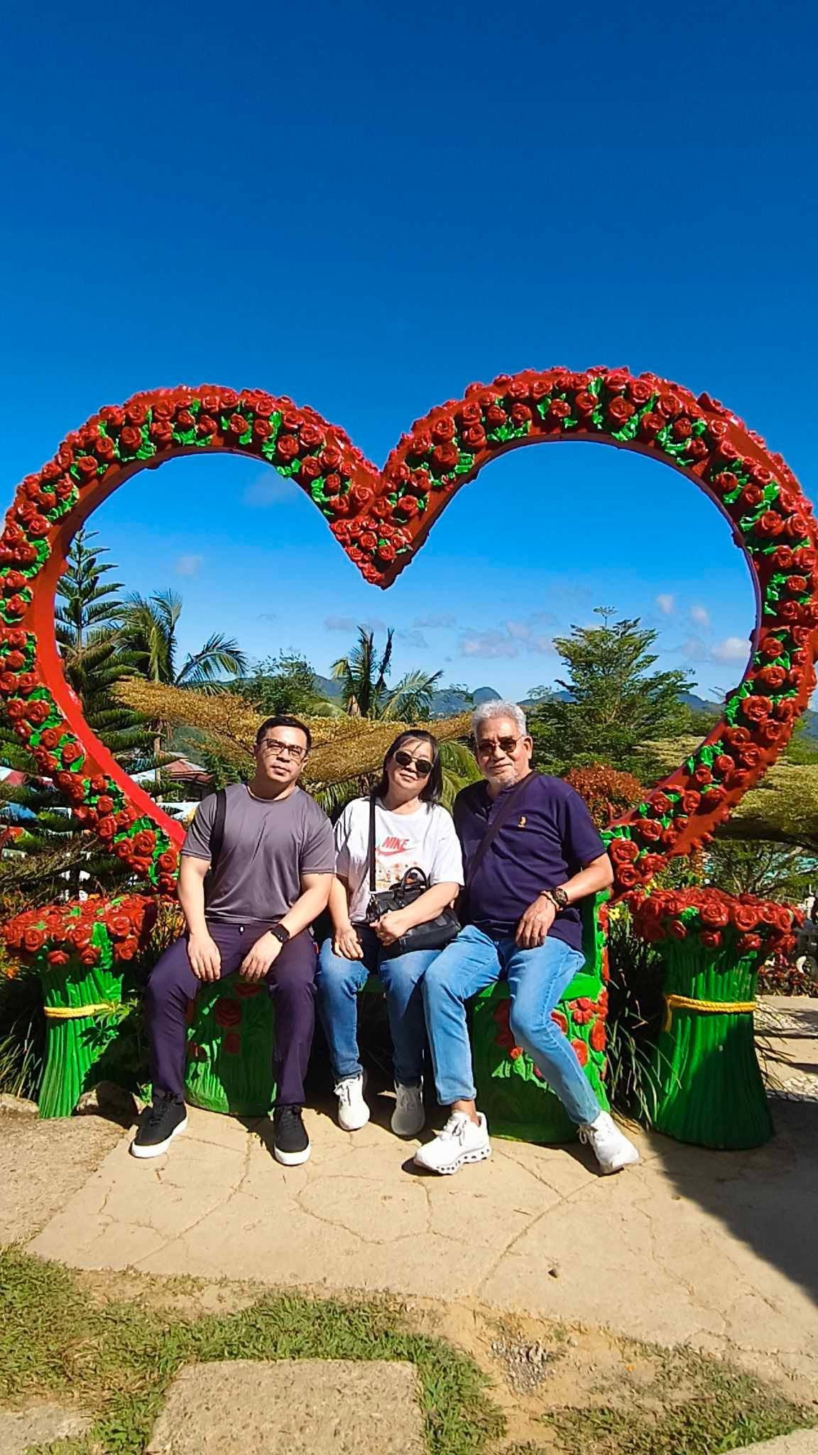 Happy guests on a Cebu tour
